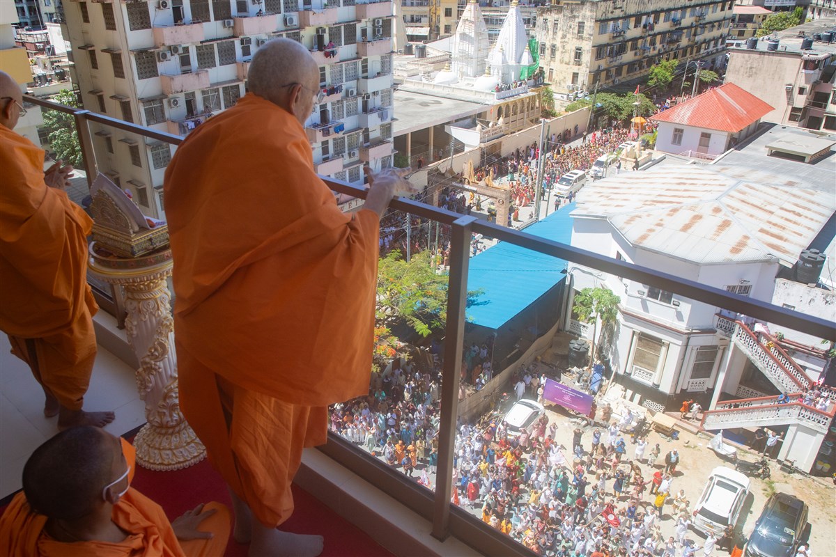 Swamishri blesses all