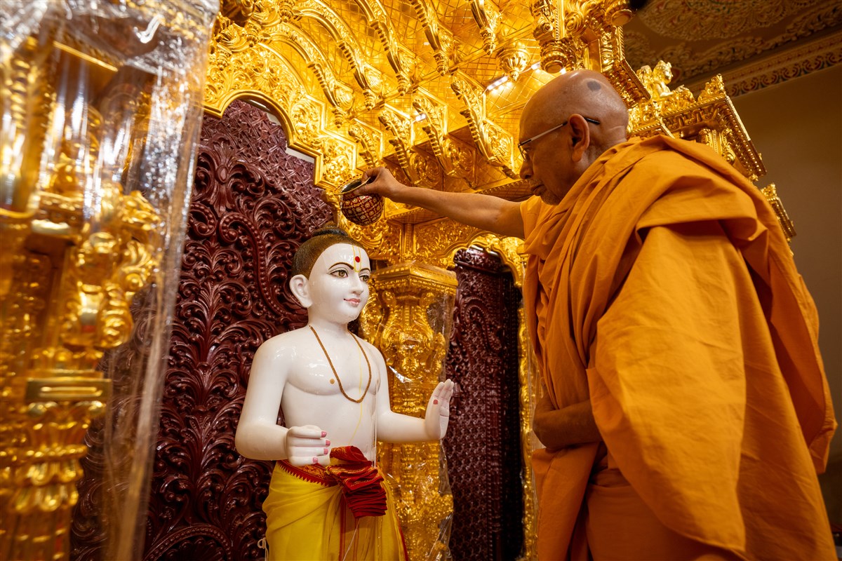 Pujya Tyagvallabh Swami performs snapan vidhi 