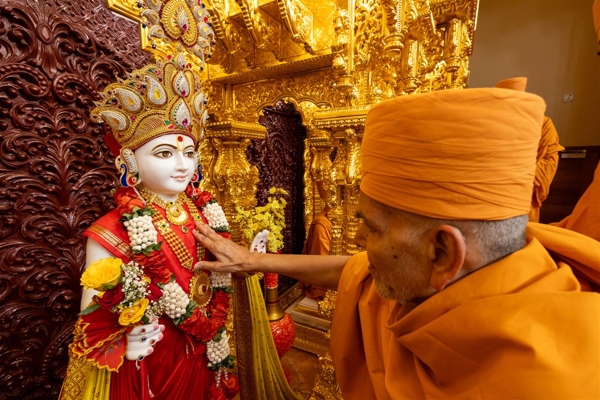 Swamishri performs the murti-pratishtha rituals