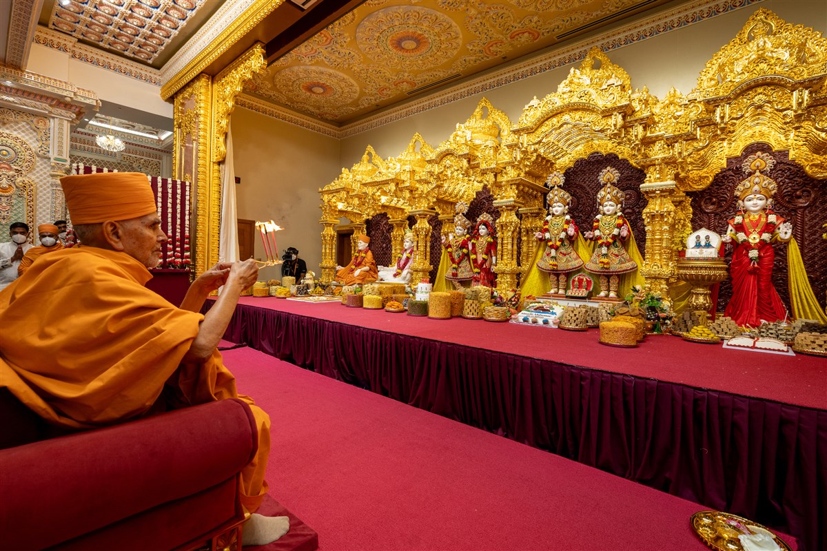 Swamishri performs the murti-pratishtha arti