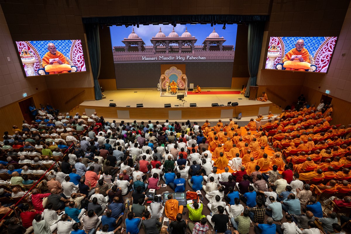 Swamishri blesses the assembly