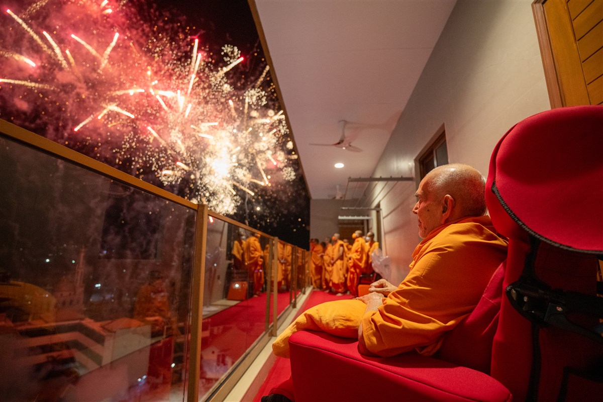 Swamishri observes fireworks 