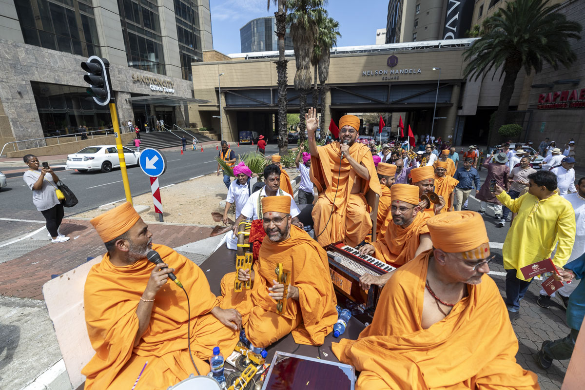 Swamis sing kirtans in the nagar yatra