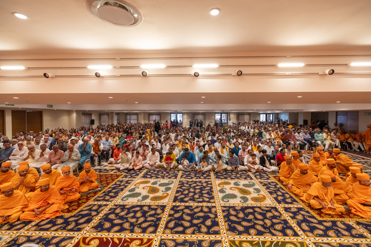 Swamis and devotees doing darshan of Swamishri