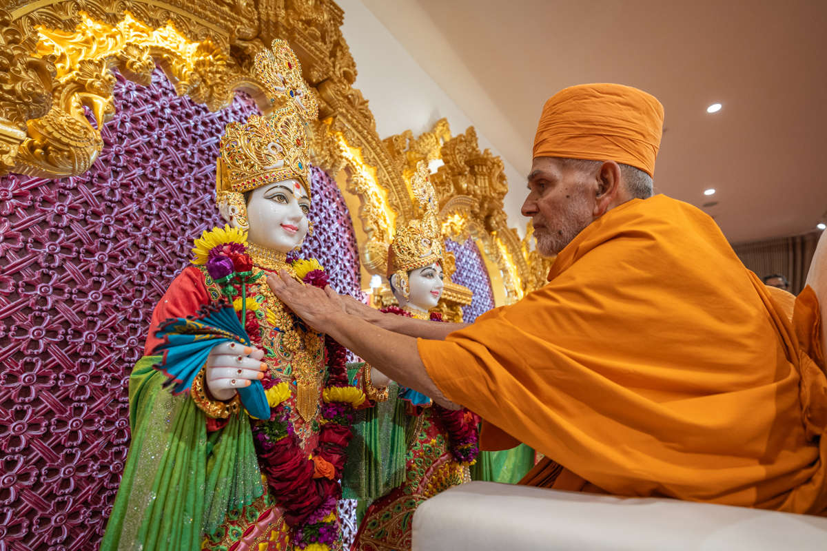 Swamishri performs the murti-pratishtha rituals