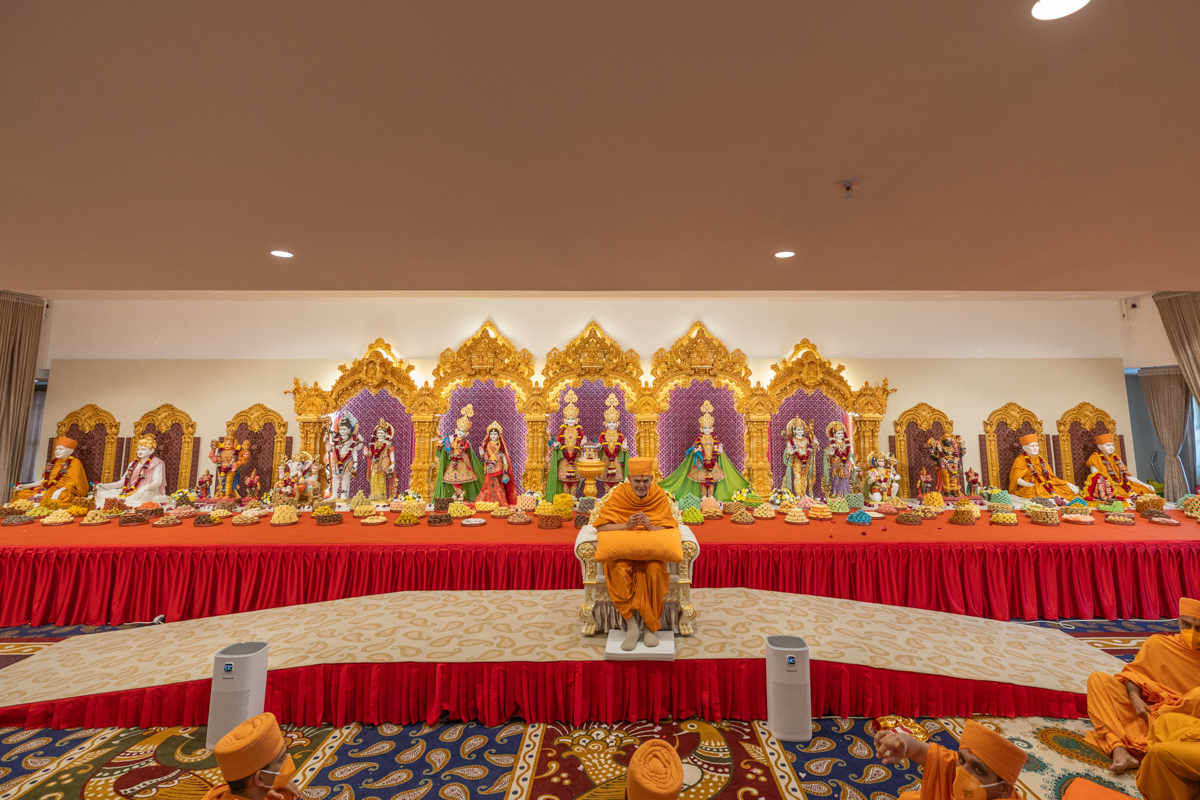 Swamishri greets all with folded hands