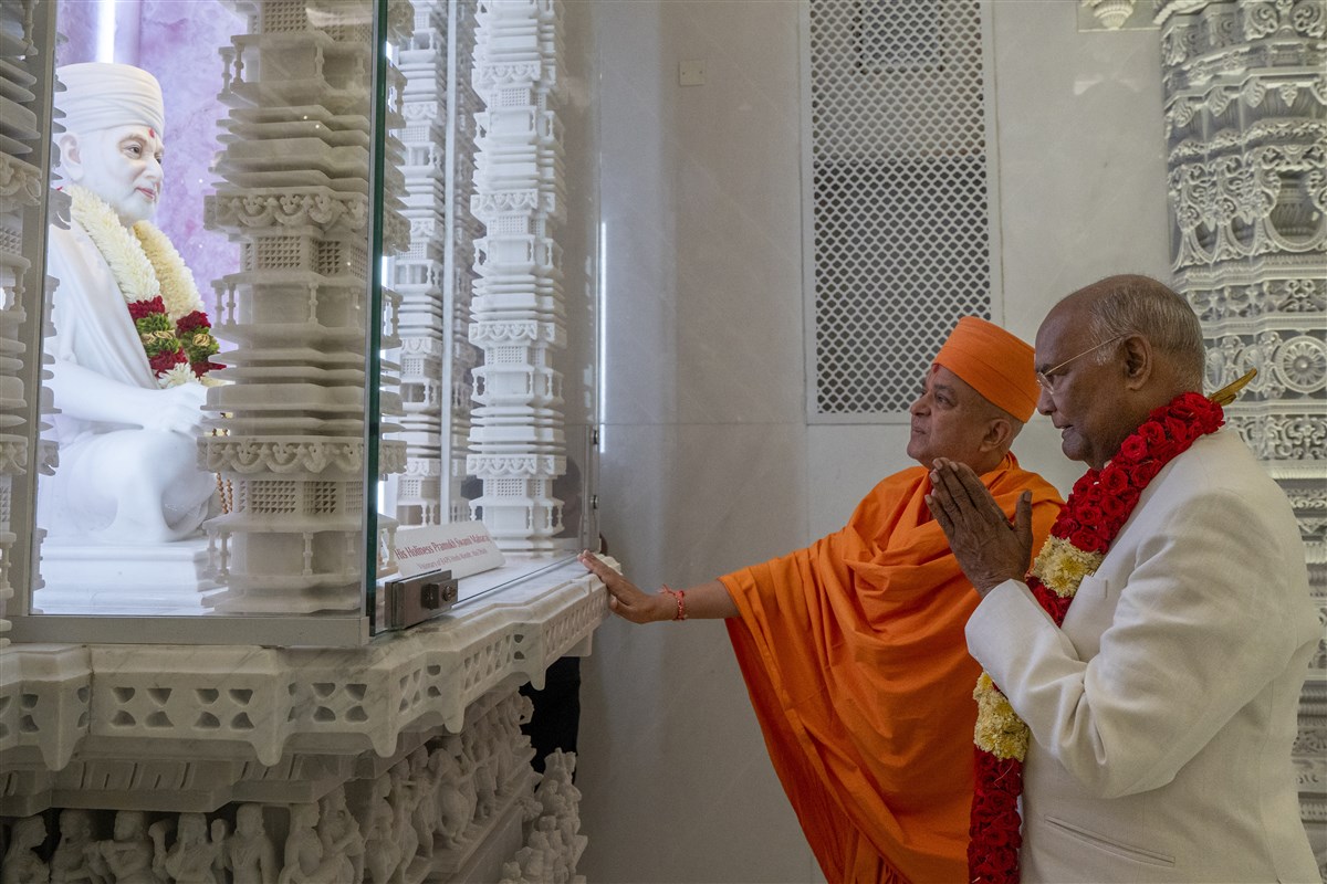 Former Indian President Ram Nath Kovind Visits BAPS Hindu Mandir