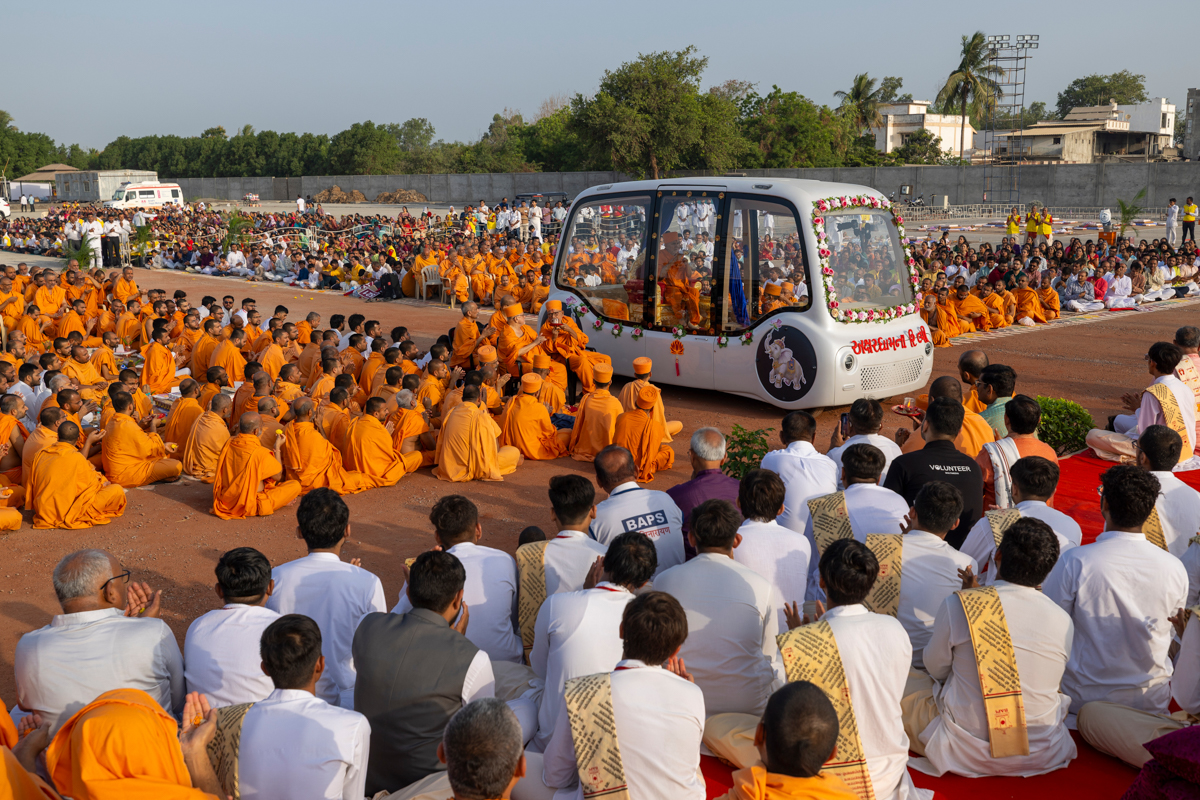 Swamis and devotees doing darshan of the yagna arti