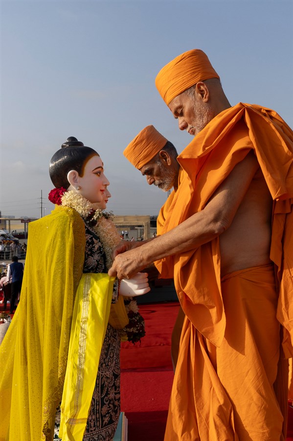 Pujya Viveksagar Swami ties a nadachhadi to the murtis