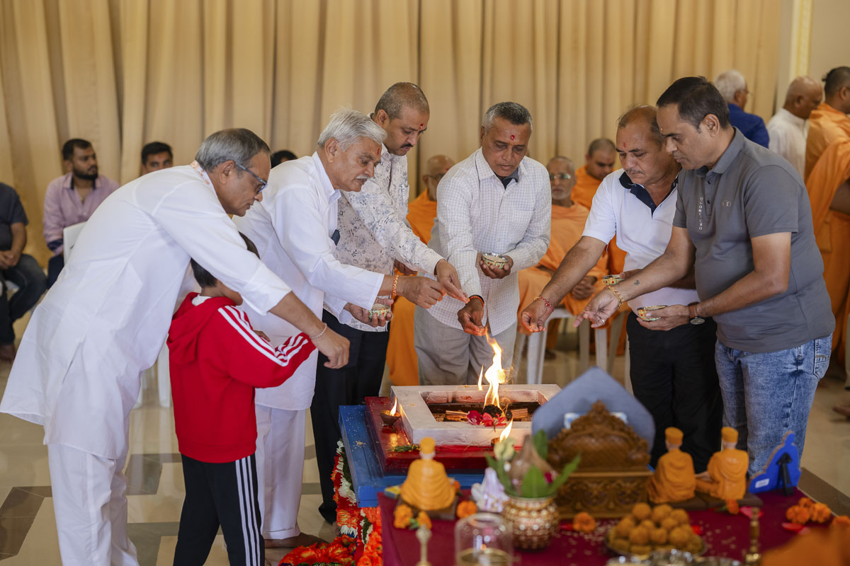Devotees perform the yagna rituals