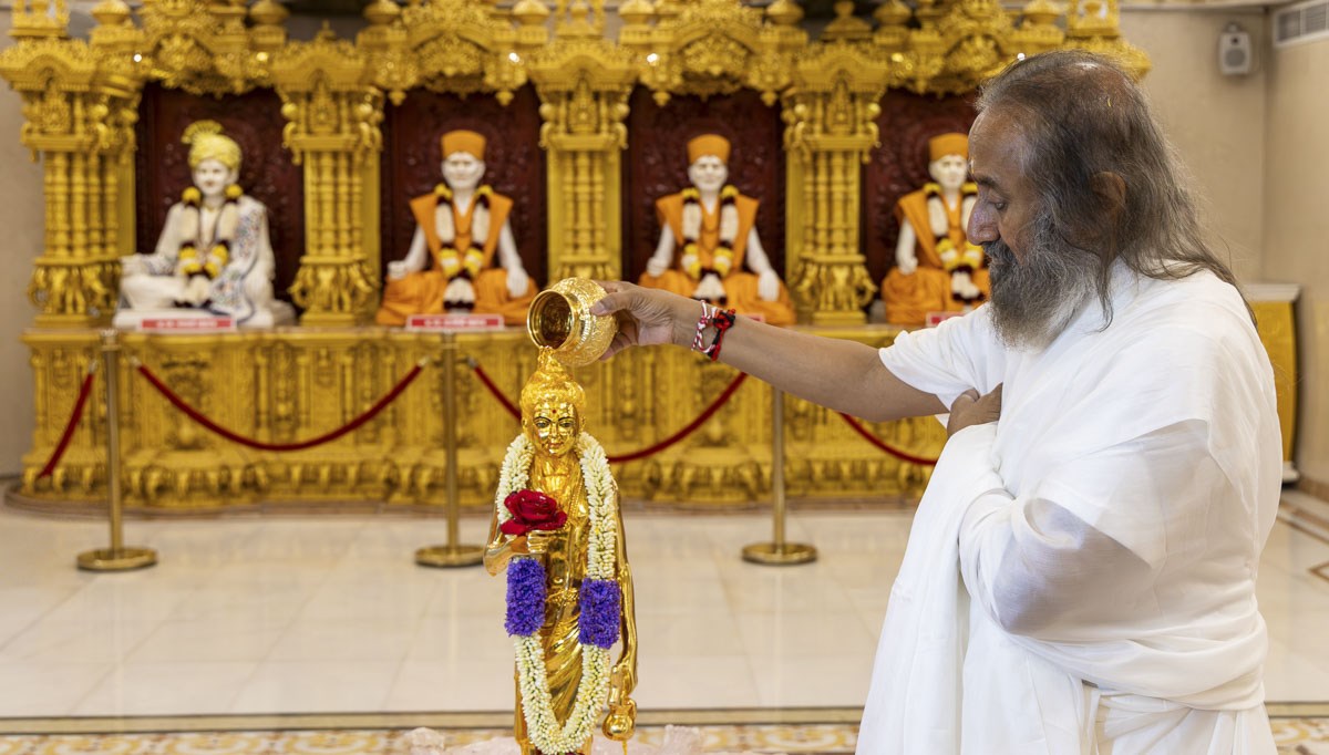 Sri Sri Ravi Shankar Visits BAPS Mandir for Darshan, Mumbai
