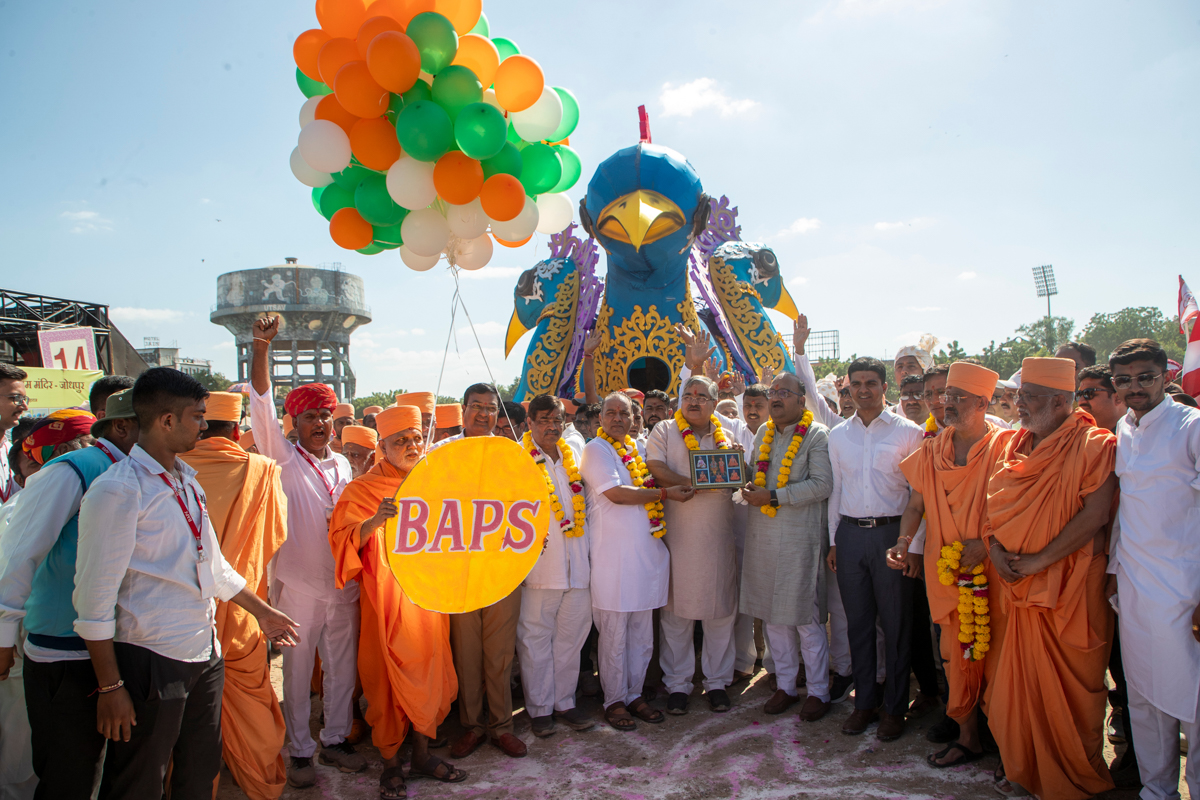 Yagnapriya Swami releases balloons to start the nagar yatra