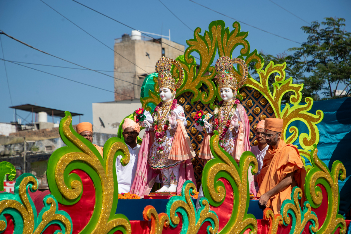 Bhagwan Swaminarayan and Aksharbrahma Gunatitanand Swami on a decorative rath (chariot)