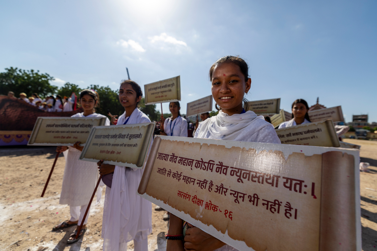 Yuvatis hold Satsang Diksha shloka placards