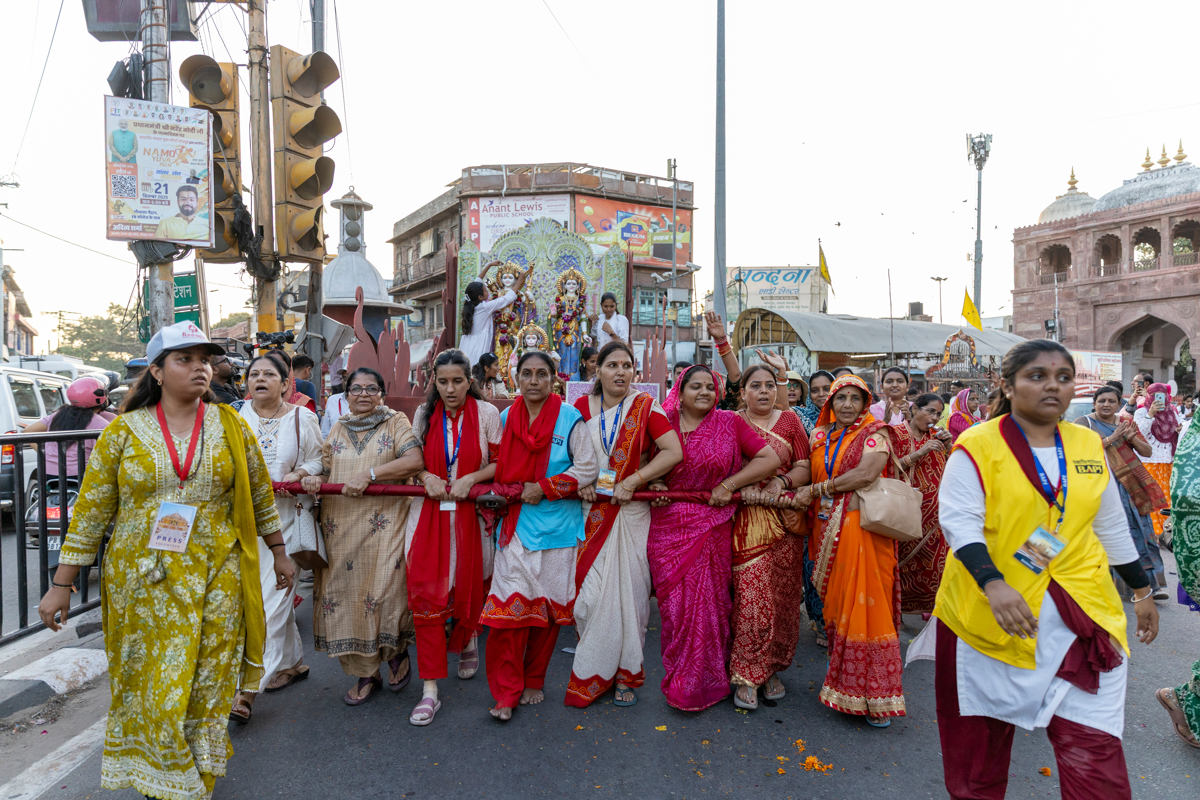 Women devotees pull the rath of Bhagwan Shri Ram, Shri Sitaji and Shri Hanumanji