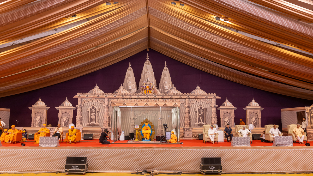 Swamishri blesses the assembly