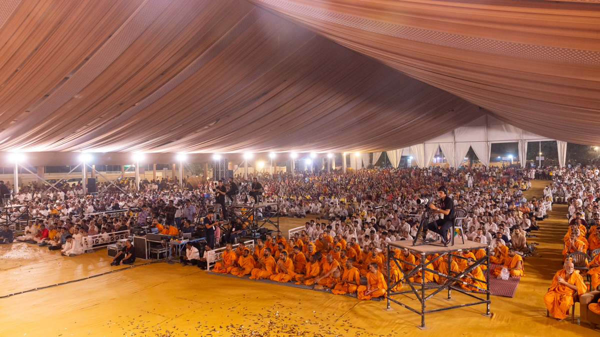 Swamis and devotees doing darshan of the arti