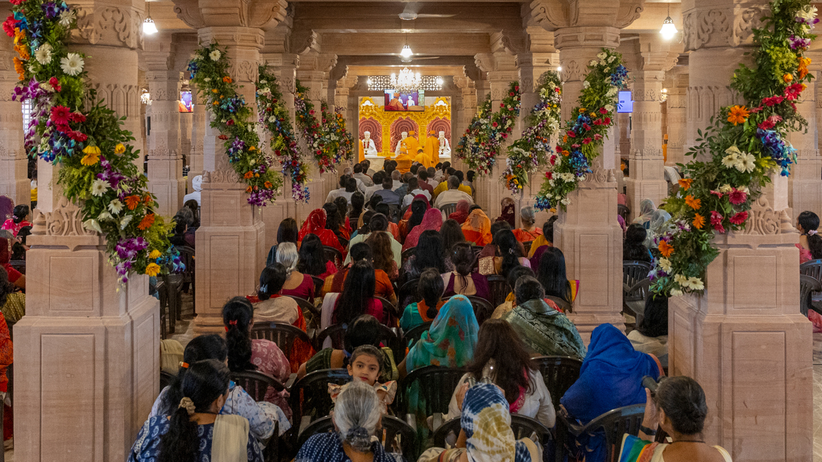 Swamis, devotees and well-wishers doing darshan of the murti-pratishtha rituals