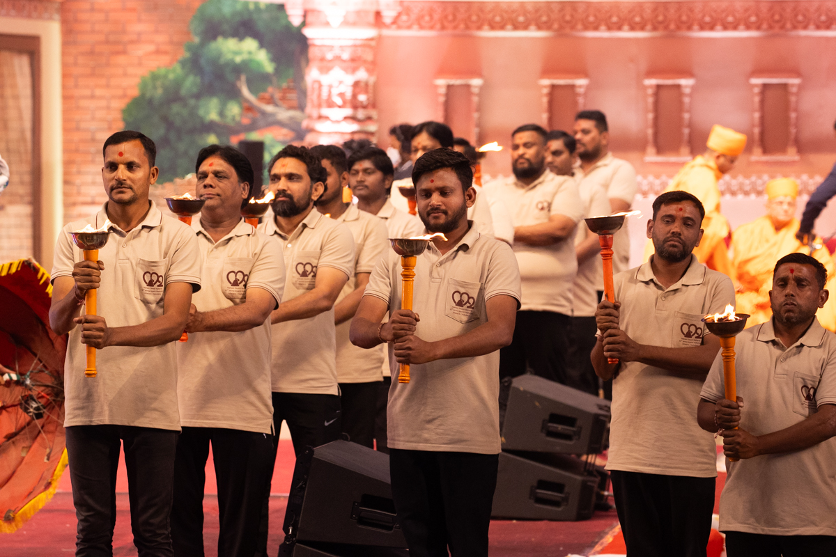 Yuvaks hold mashals