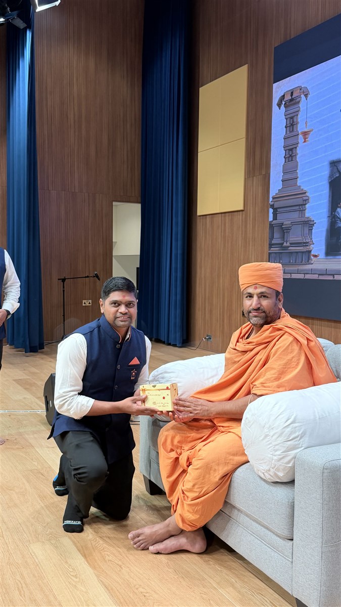 Swamiji honouring parent of a bal vidvan from Sohar