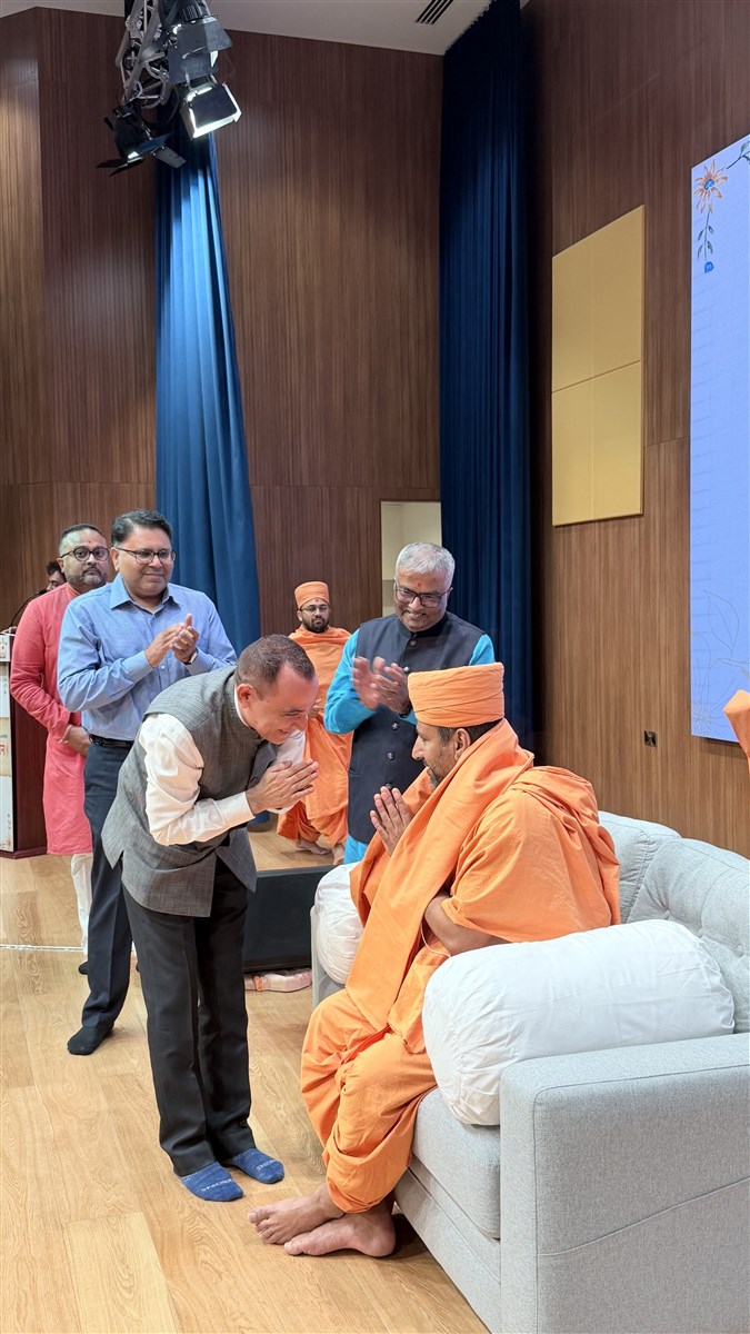 Mr. Pradeep Kumar from Indian Embassy meeting swamiji