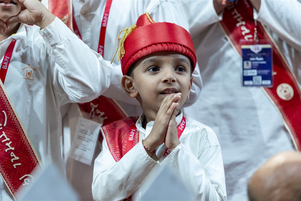 A bal vidvan doing samip darshan of Swamishri