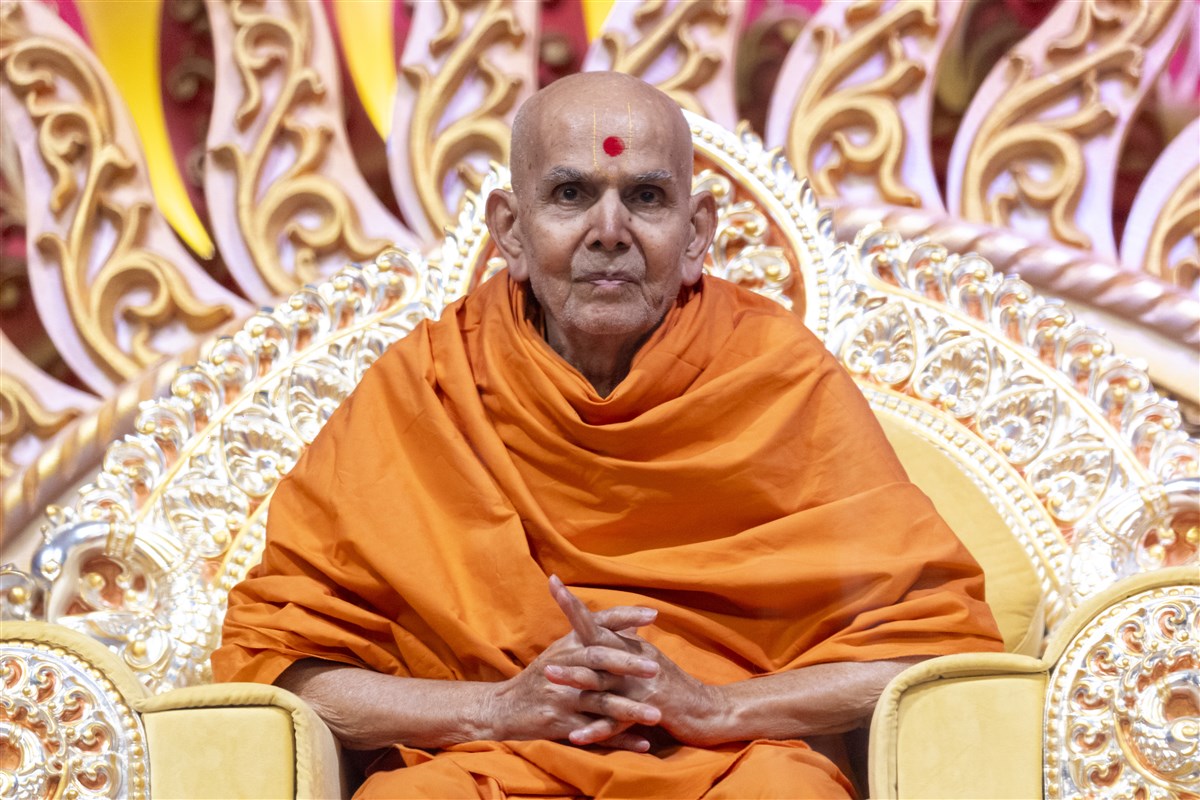 Swamishri greets all with folded hands