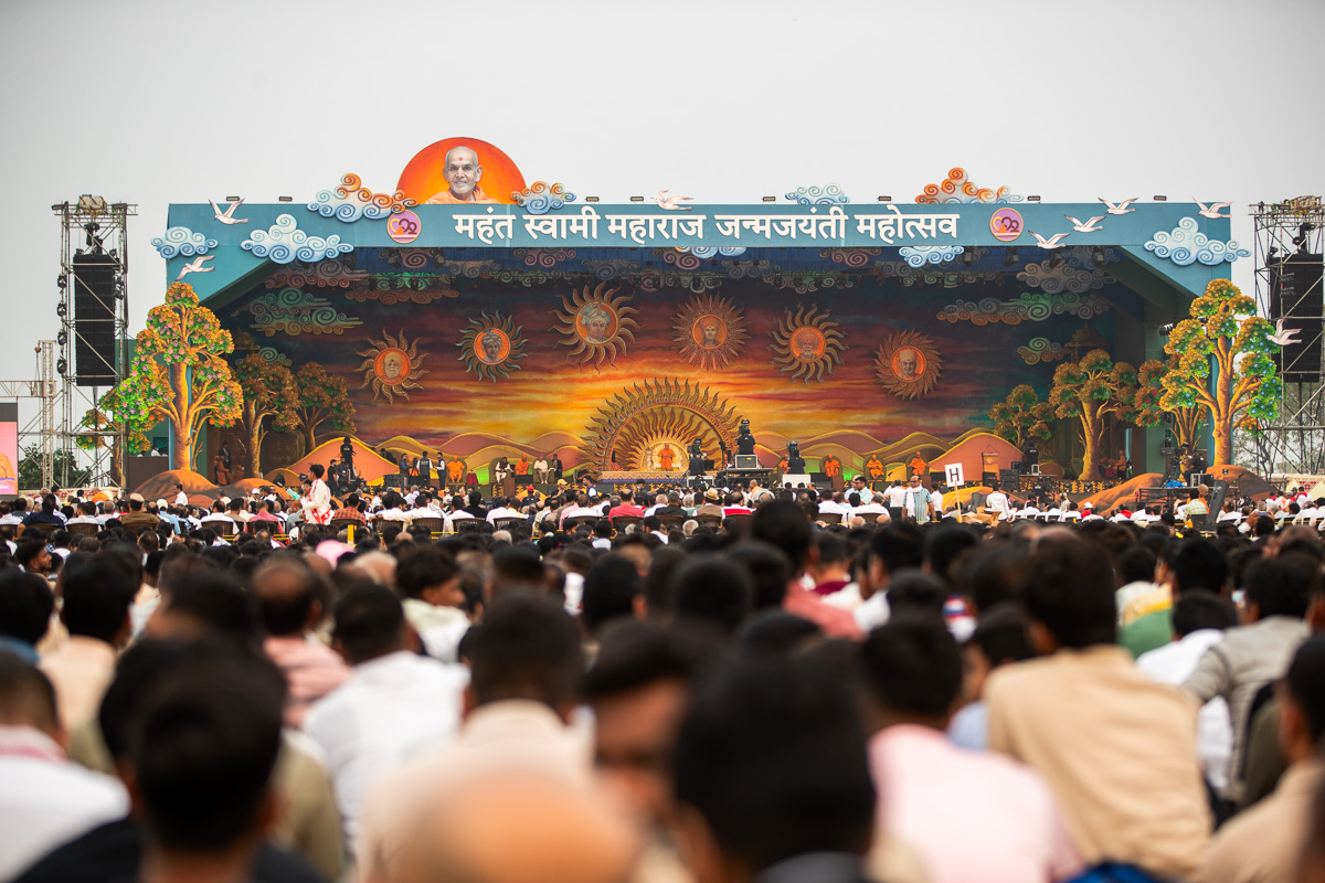 Devotees during the assembly