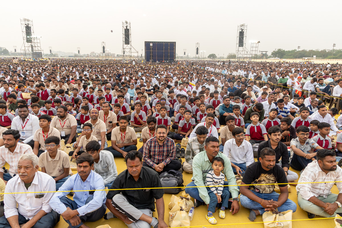 Devotees during the assembly