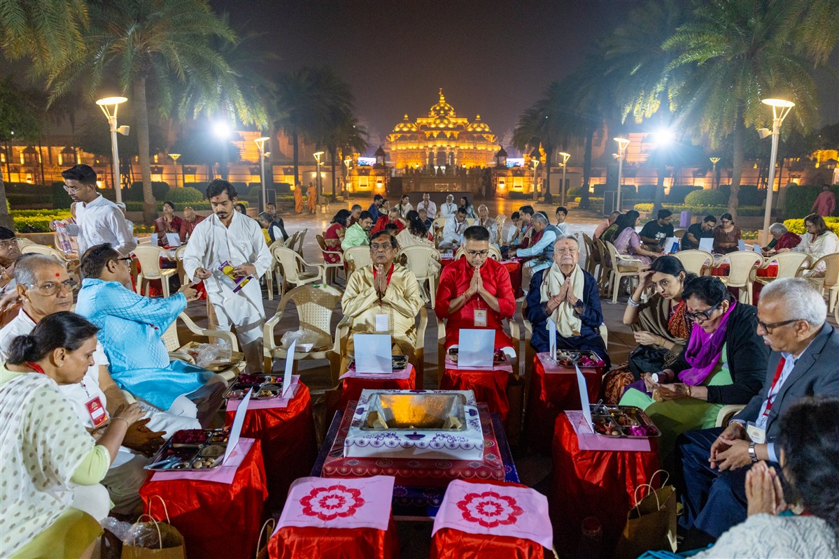 Devotees participate in the yagna rituals