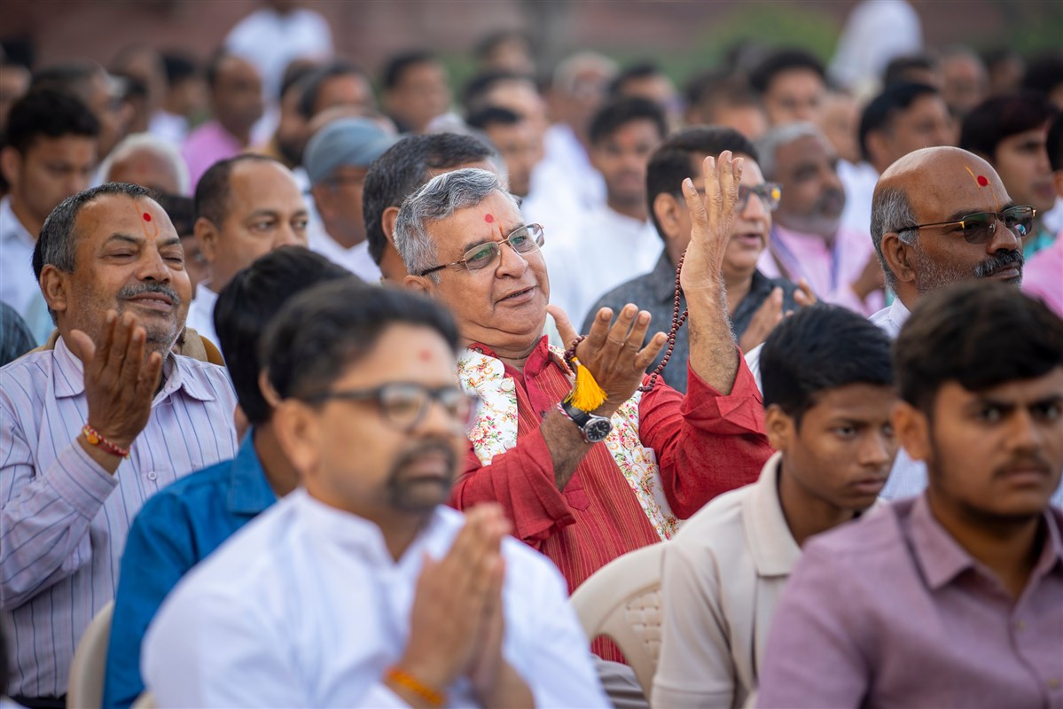 Devotees during the assembly