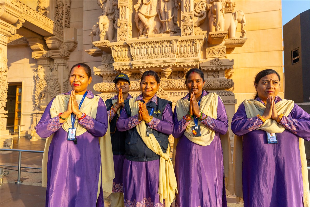 Volunteers doing darshan of Swamishri