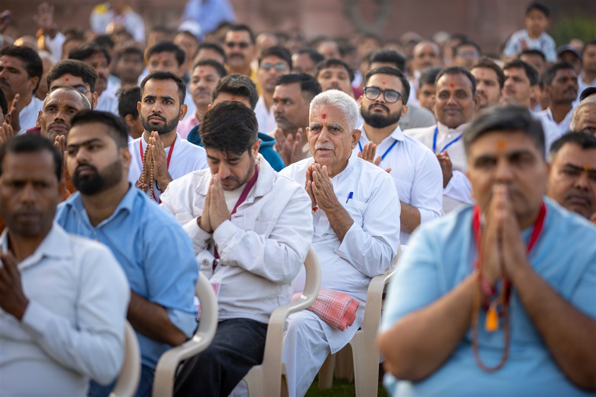 Devotees doing darshan of Swamishri