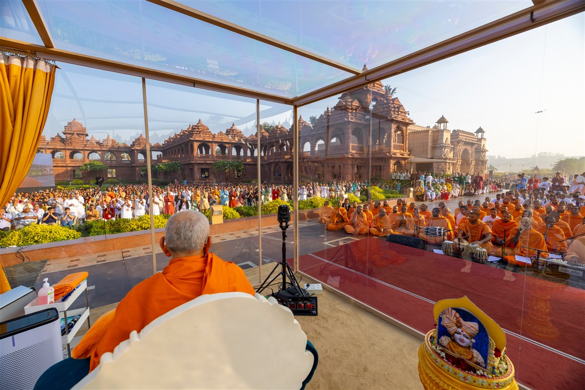 Swamis and devotees doing darshan of Swamishri
