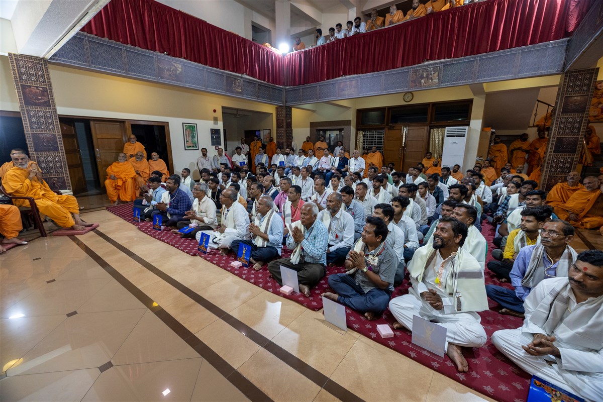 Volunteers doing darshan of Swamishri