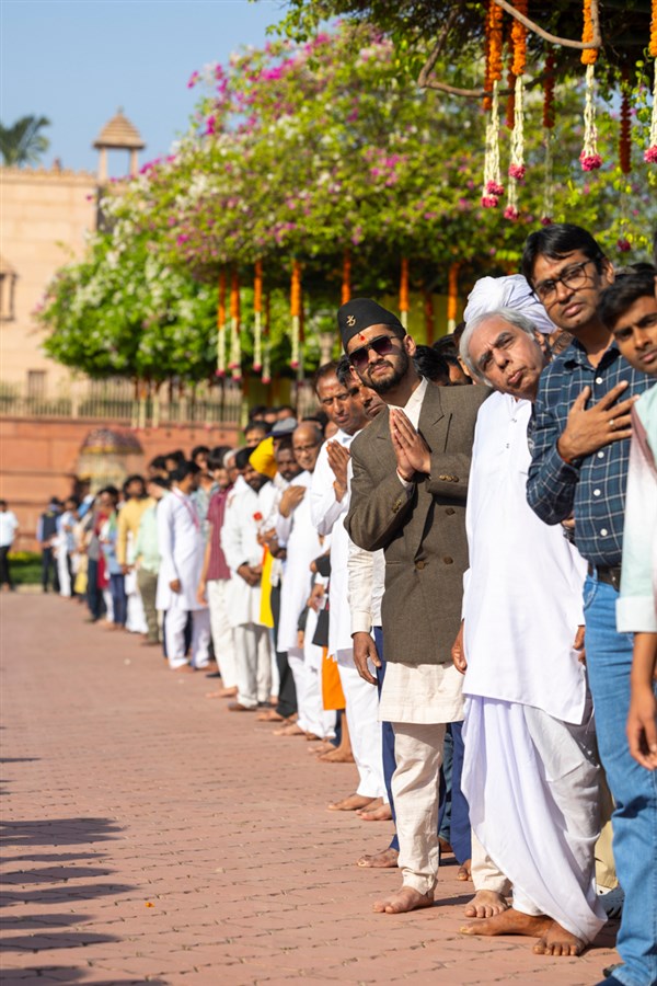 Devotees doing darshan of Swamishri