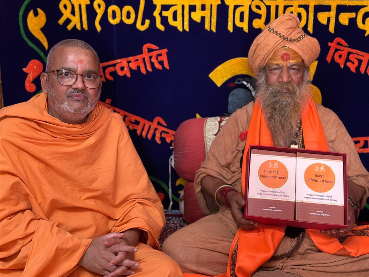 Mahamahopadhyay Pujya Bhadresh Swami offers Akshar-Purushottam Swaminarayan Bhashya to Nirvanpithadhishwar Swami Vishokanandji Maharaj