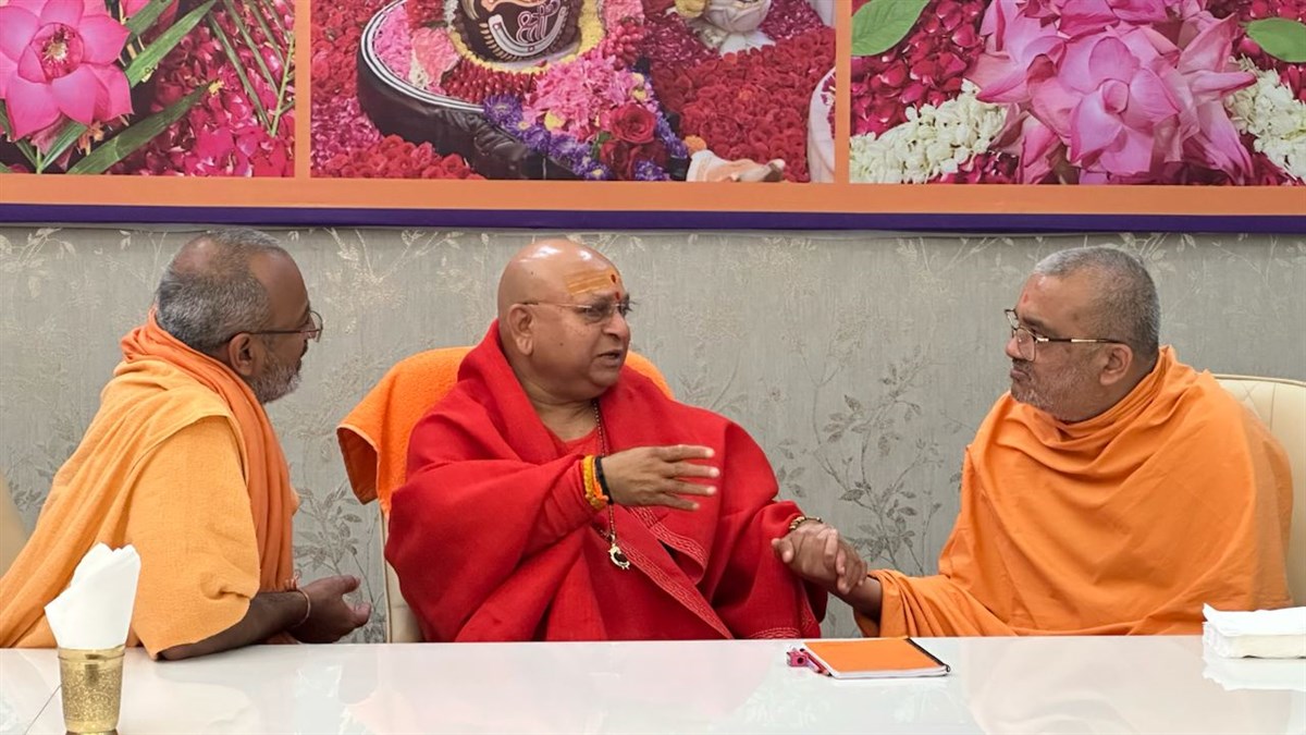 Mahamahopadhyay Pujya Bhadresh Swami in conversation with Anandpithadhishwar Mahamandaleshwar Swami Balakanandji Maharaj