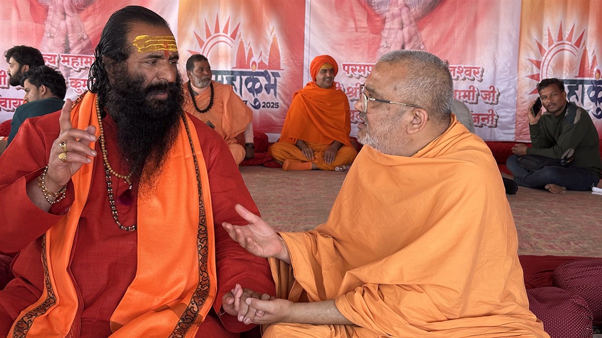 Mahamahopadhyay Pujya Bhadresh Swami in conversation with Akhada Parishad Adhyaksh Mahant Shri Ravindrapuriji Maharaj