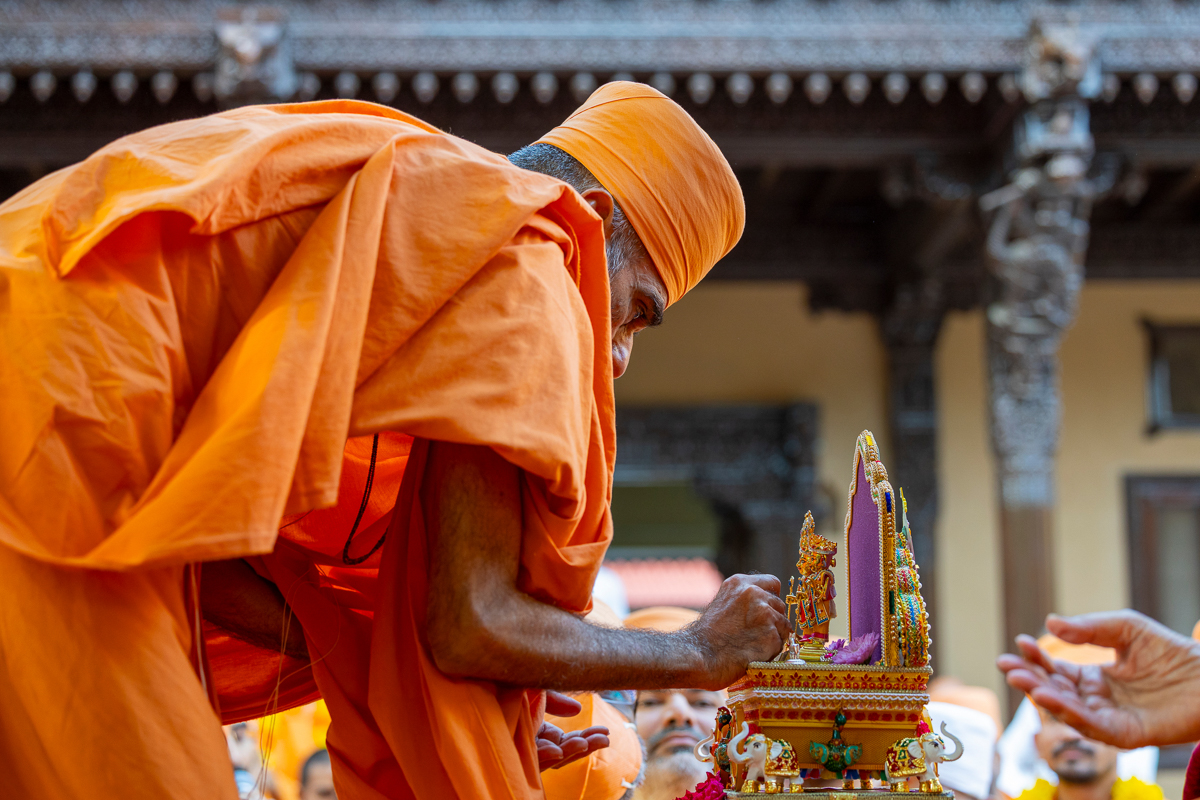 Anandswarup Swami performs pujan of Shri Harikrishna Maharaj and Shri Gunatitanand Swami Maharaj
