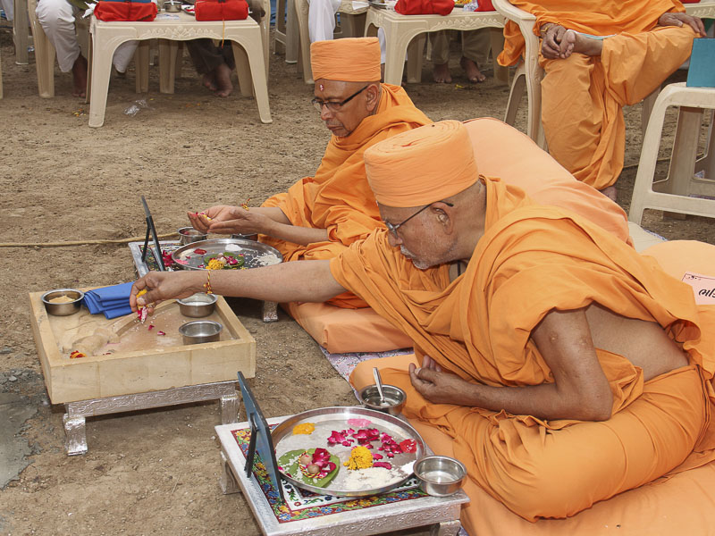 Mahapuja rituals being performed by Pujya Kothari Swami and Pujya Tyagvallabh Swami